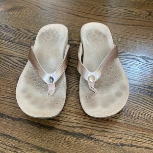 Vionic Davina Rose Gold Metallic Flip Flop size 8